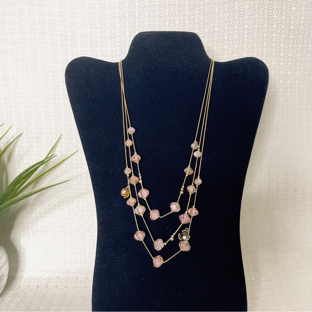 NWT Betsey Johnson Tzarina Cascade Rose Beaded Necklace On A Tri Gold Tone Chain